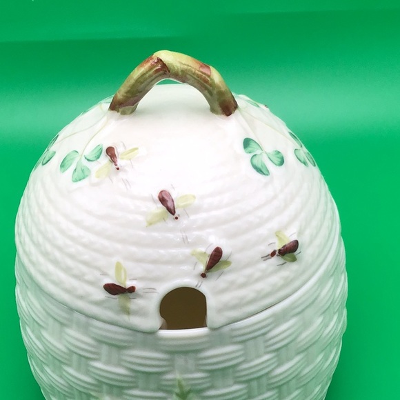Belleek basket weave honey pot with a lid, featuring bees and flowers, good cond - Picture 3 of 11